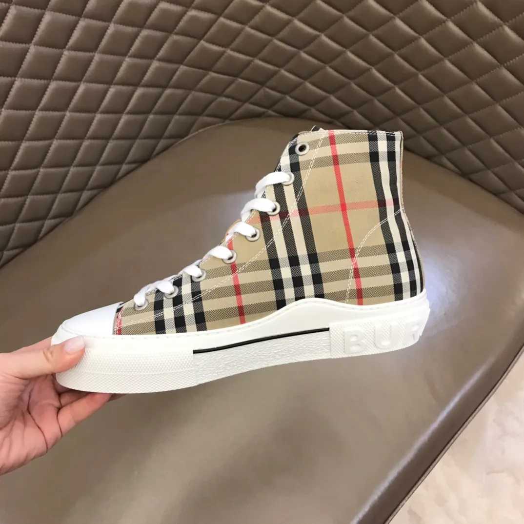 ¥420▫️B’s men’s classic high-top sneakers are reinterpreted in Vintage plaid cotton material and decorated with a new brand logo. First-layer cowhide lining, embossed Burberry logo on the heel, and original TPU outsole! 38-45